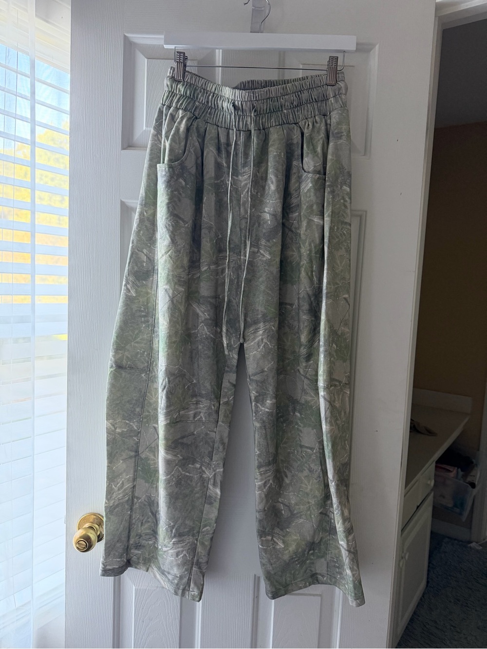 Wide-Leg Camo Print Lounge Pants with Elastic Waist